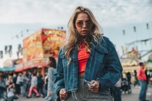 oversized teksas jakna foto burst