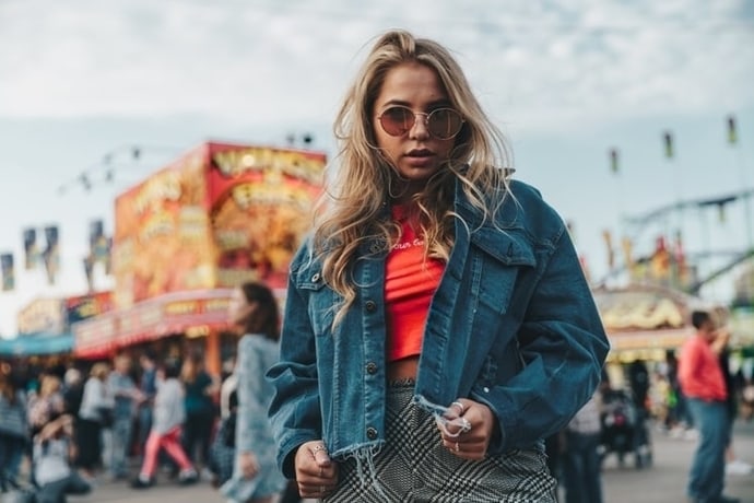 oversized teksas jakna foto burst