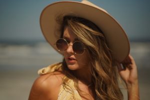 sesir, naocare za sunce, leto, moda foto pexels