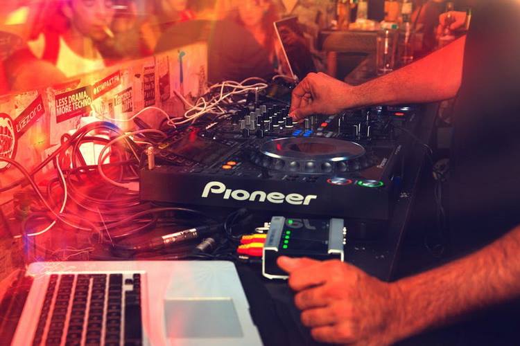 di-džej dj nastup žurka detox