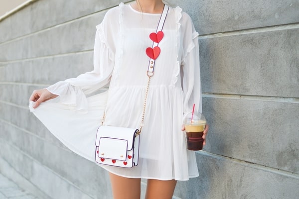 mala bela haljina little white dress foto unsplash