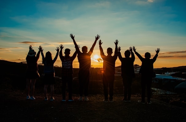 putovanje izlet prijatelji mladi ljudi foto pexels