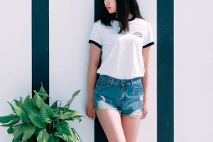 bela majica i teksas sorts foto unsplash