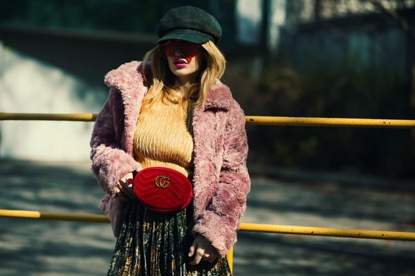 bunda od vestackog krzna u boji foto pexels