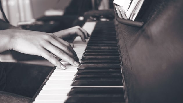 koncert pijanistkinja foto unsplash