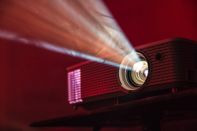 projekcija film filmski festival foto unsplash alex litvin