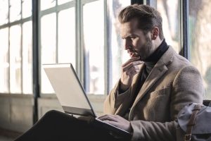laptop, zbunjen, internet, skracenice koje treba da znate Foto Unsplash