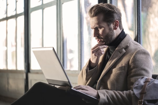laptop, zbunjen, internet, skracenice koje treba da znate Foto Unsplash