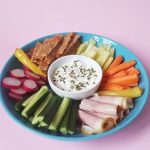 Zdrava hrana: Dip od krem sira sa štapicima od mocarele i badema, povrća i šunke