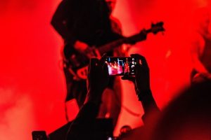 gitara, gitarista, nastup, koncert foto unsplash
