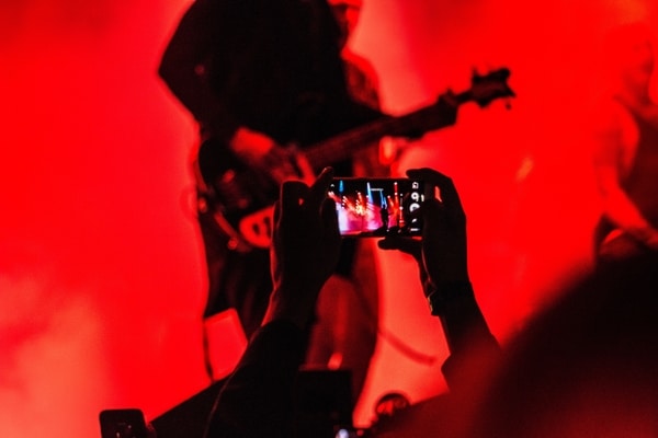gitara, gitarista, nastup, koncert foto unsplash