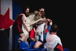 predstava Ukalupljivanje - Tragedija loptanja u Srba foto Narodno pozoriste Nis