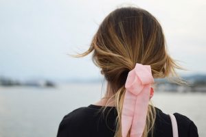 frizura, rep, konjski rep, masna foto tamara-bellis-OMGeAs_4goY-unsplash