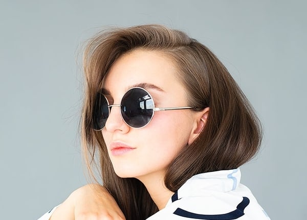 kosa, frizura, razdeljak, naocare za sunce foto Daria Shevtsova-pexels-photo-1388888