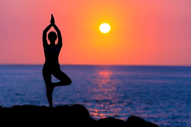yoga, more, joga, zdravlje foto Cedric Lim backlit-beach-dawn-dusk-588561