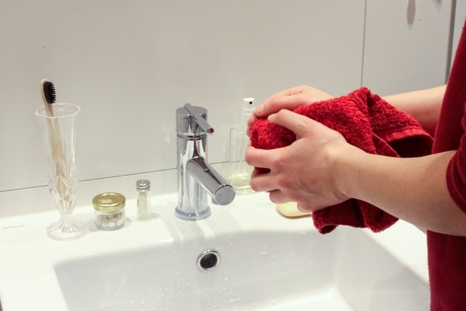 koza, nega koze, hidratacija hands-dry-4941760_1920 foto Jasmin Sessler from Pixabay
