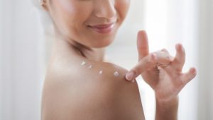 koza, nega koze, hidratacija, mleko za telo, losion topless-woman-putting-moisturizer-3764170 foto Andrea Piacquadio from Pexels