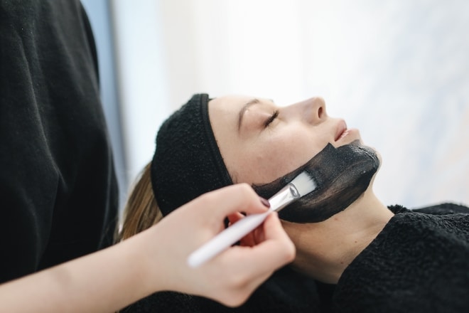 maska za lice, nega koze, koza lica woman-having-facial-care-3738348 foto Polina Tankilevitch from Pexels