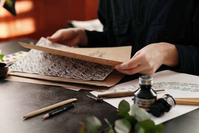 kaligrafija, krasnopis, calligraphy, person-holding-brown-paper-3826654 photo cottonbro from Pexels