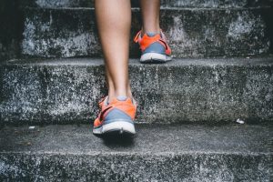 setanje, penjanje, patike, uspeh foto bruno-nascimento-PHIgYUGQPvU-unsplash