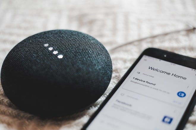 phone, IoT, smart home foto BENCE BOROS at Unsplash