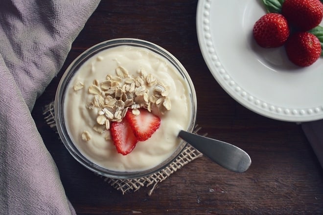 dorucak, jogurt, mleko, pahuljice, jagode foto yogurt-1442034_1280 Aline Ponce on Pixabay
