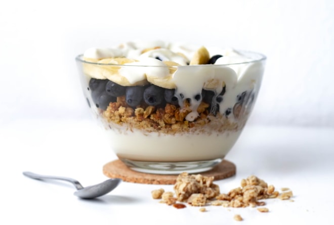 dorucak, pahuljice, ovsena kasa, borovnice, jogurt foto niclas-illg-URTkjdRhQLk-unsplash