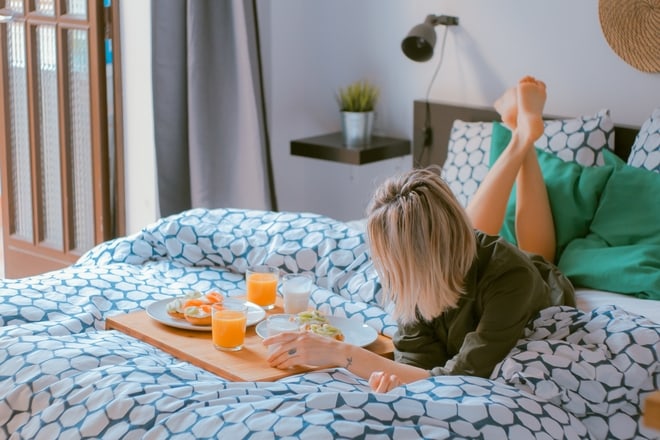 spavaca soba, posteljina dom, dizajn enterijera foto toa-heftiba-bcLE7reXFLM-unsplash