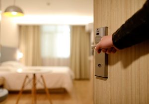 hotel, hotelska soba, vrata, keycard foto hotel-1330850_1920 photo ming dai from Pixabay
