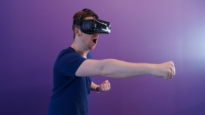 vr, tech, tehnologija foto pexels-eugene-capon-1261820
