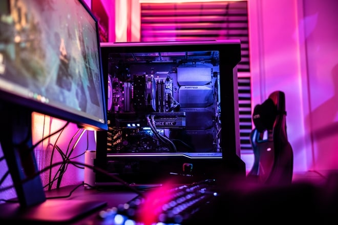 PC, kompjuter, racunar, maticna ploca, motherboard foto ella-don-hmBTH6hIyw8-unsplash