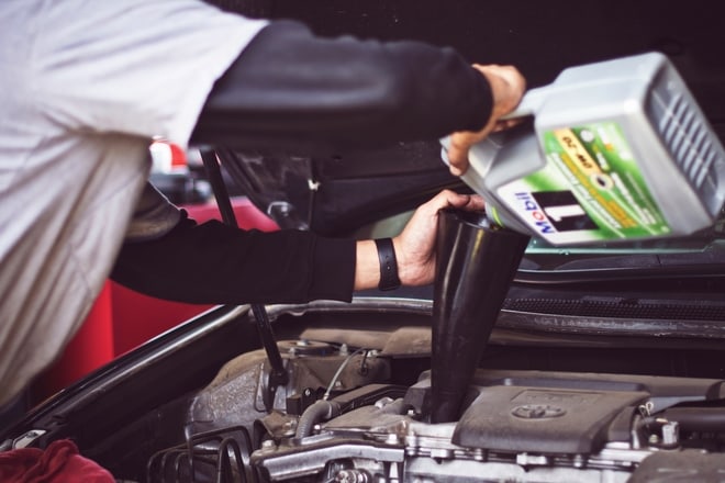 servis automobila, pneumatici, zamena ulja, putovanje Foto tim-mossholder-v37itryzz2e-unsplash