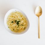 Da li nam pileća supa zaista pomaže kada smo bolesni