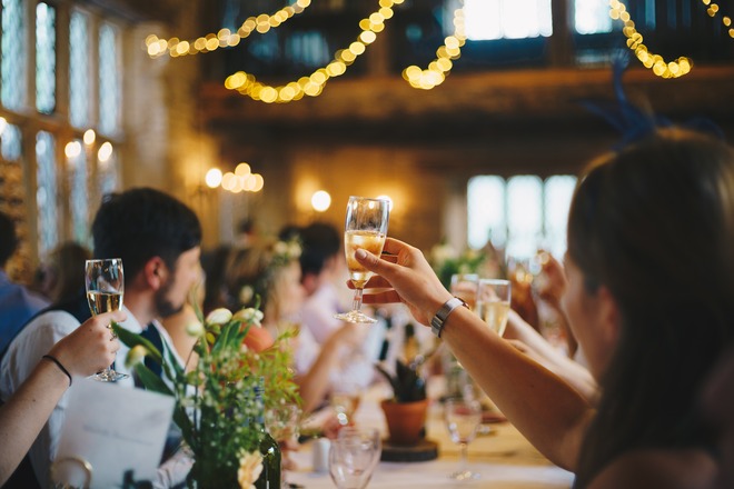 prijem, vencanje, zdravica Foto al-elmes-ULHxWq8reao-unsplash